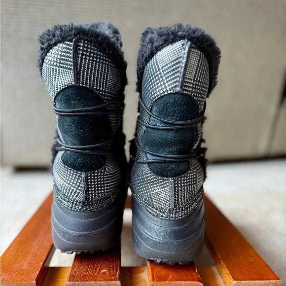 Columbia Silver & Black Slip On Winter Boots 9.5 - Picture 3 of 11